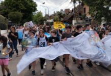 Familiares y compañeros del colegio marcharon para pedir justicia por el niño que murió en un club de Quilmes