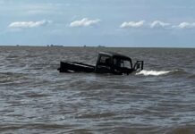 Se metieron con su camioneta al Río de la Plata, quedaron atascados y el agua tapó el vehículo: salieron nadando