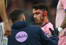 Susto en la Premier League: el sangriento choque de cabezas en la goleada del Aston Villa del Dibu Martínez