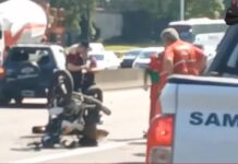 Video: el jefe de la barra de Gimnasia chocó con un auto mientras circulaba con su moto