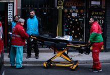 Video: un colectivo dobló en rojo en plena Avenida Lacroze y provocó un fuerte accidente